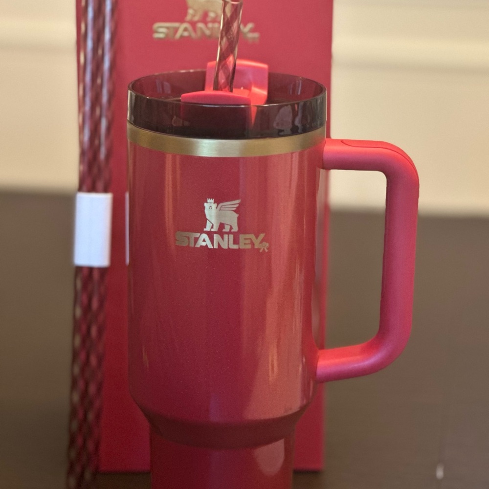 Limited Edition!!! Scarlet Tinsel 40oz Stanley